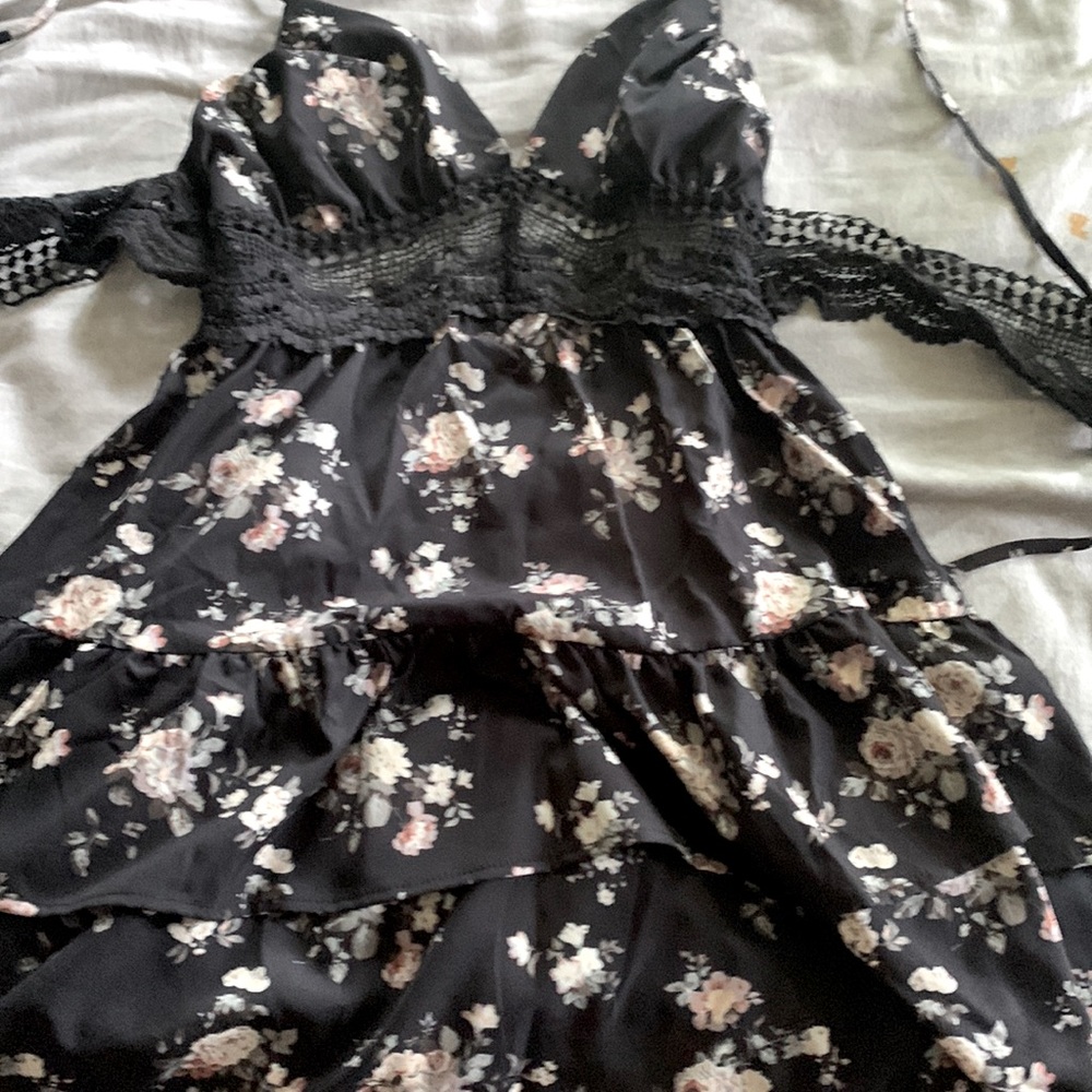 cute dress for summer ties in the back an is laced in the front it’s size medium